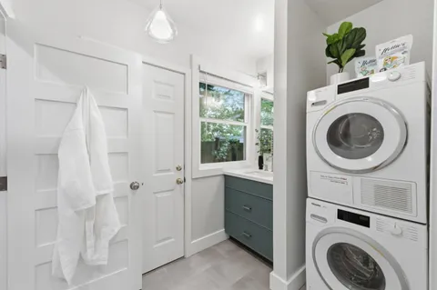 a view of entryway with washer and dryer