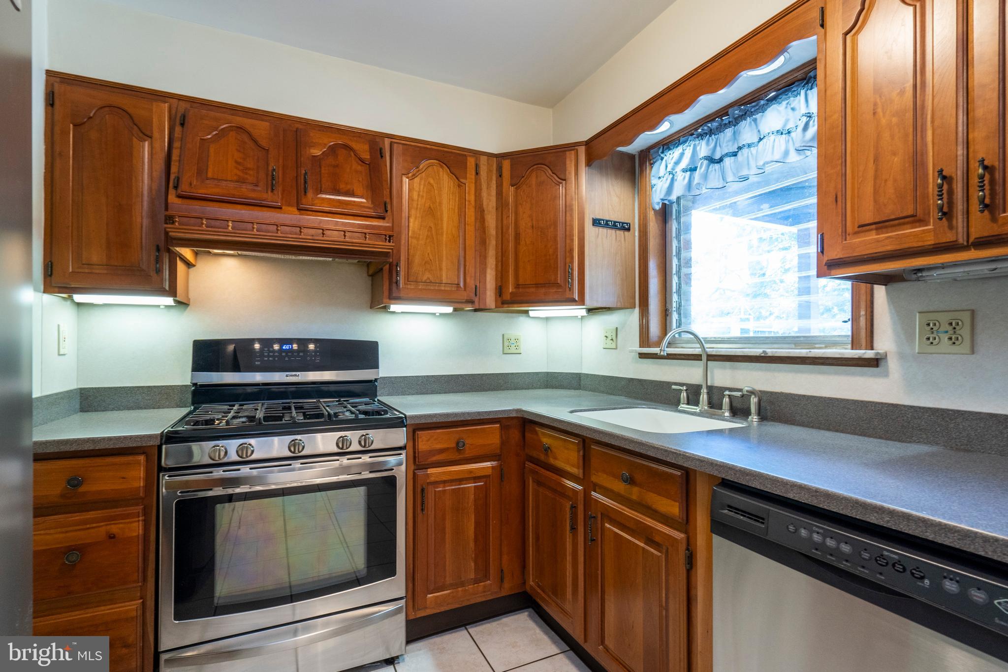 12544 Deer Run Road Philadelphia, PA 19154 - Photo 12 of 35 Stainless Steel Appliances