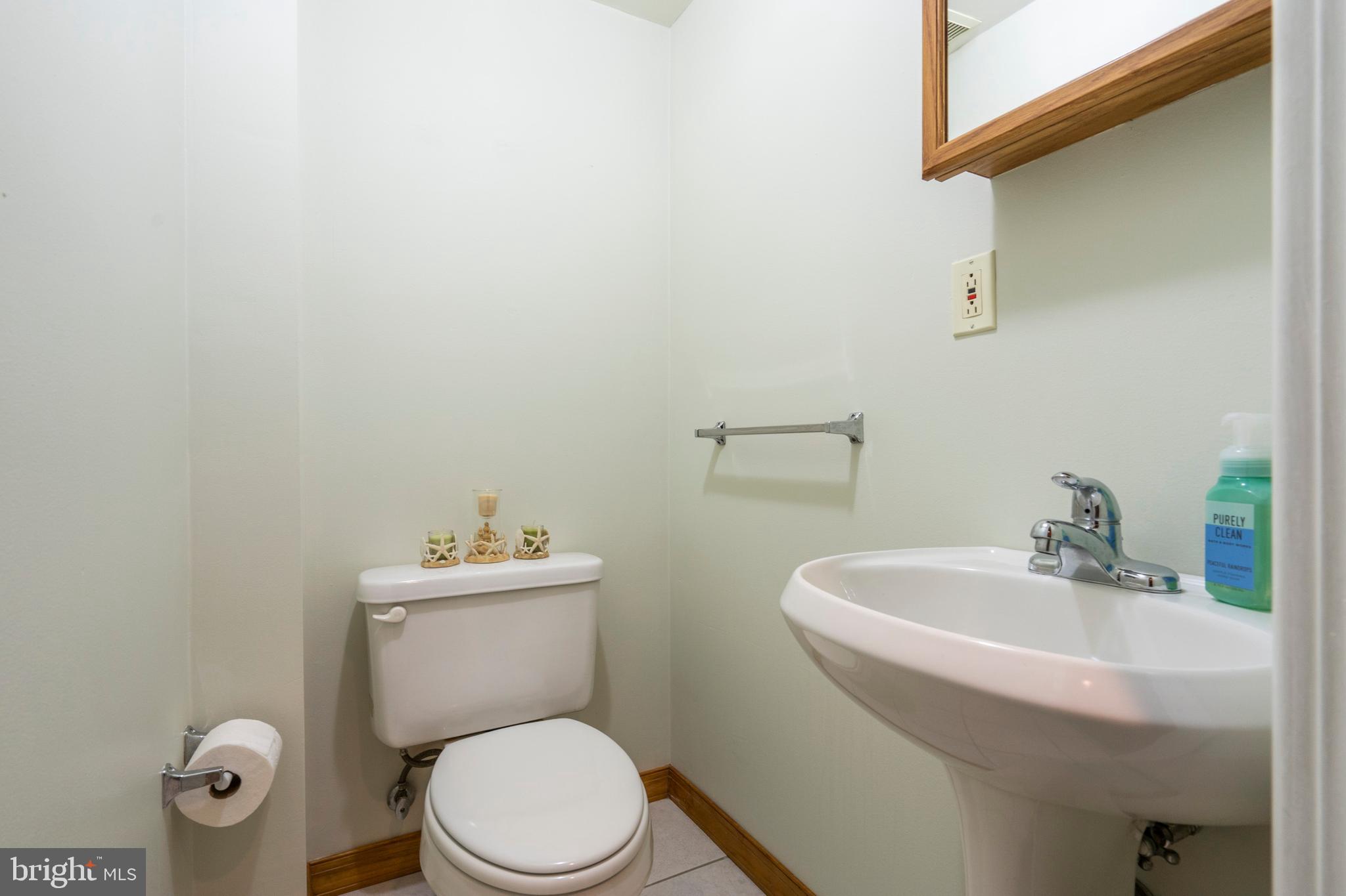 12544 Deer Run Road Philadelphia, PA 19154 - Photo 15 of 35 Powder Room