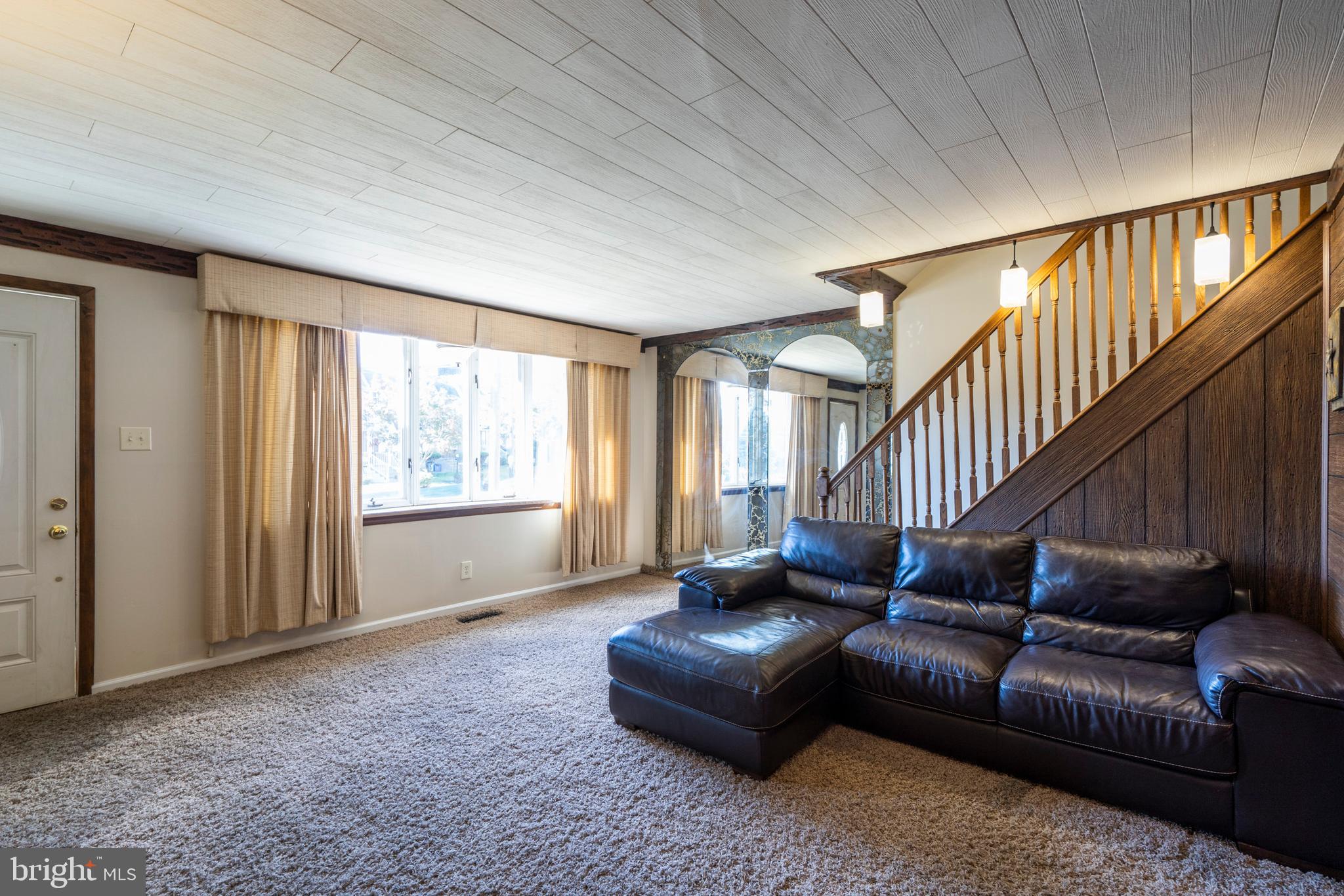 12544 Deer Run Road Philadelphia, PA 19154 - Photo 3 of 35 Living Room