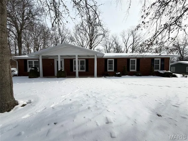 $280,000 | 5 Spring Hill Drive, Greenville, IL 62246