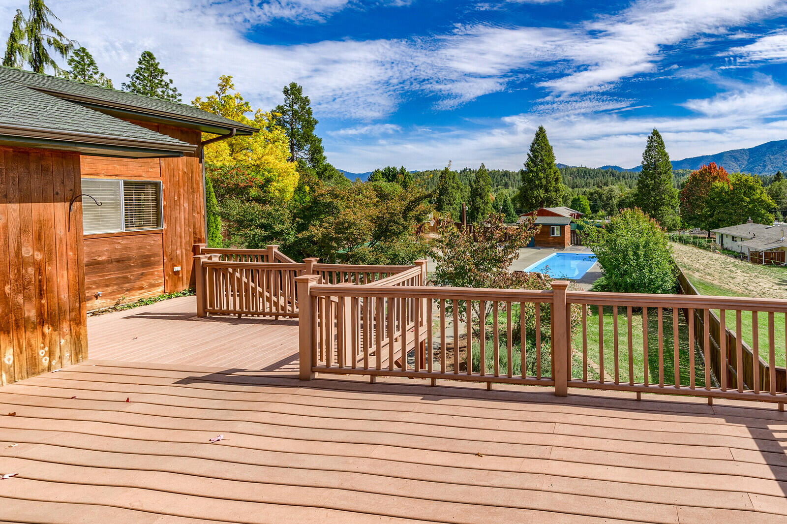 221 Larkin Road Grants Pass, OR 97527 - Photo 33 of 43 12_LR_12_mls