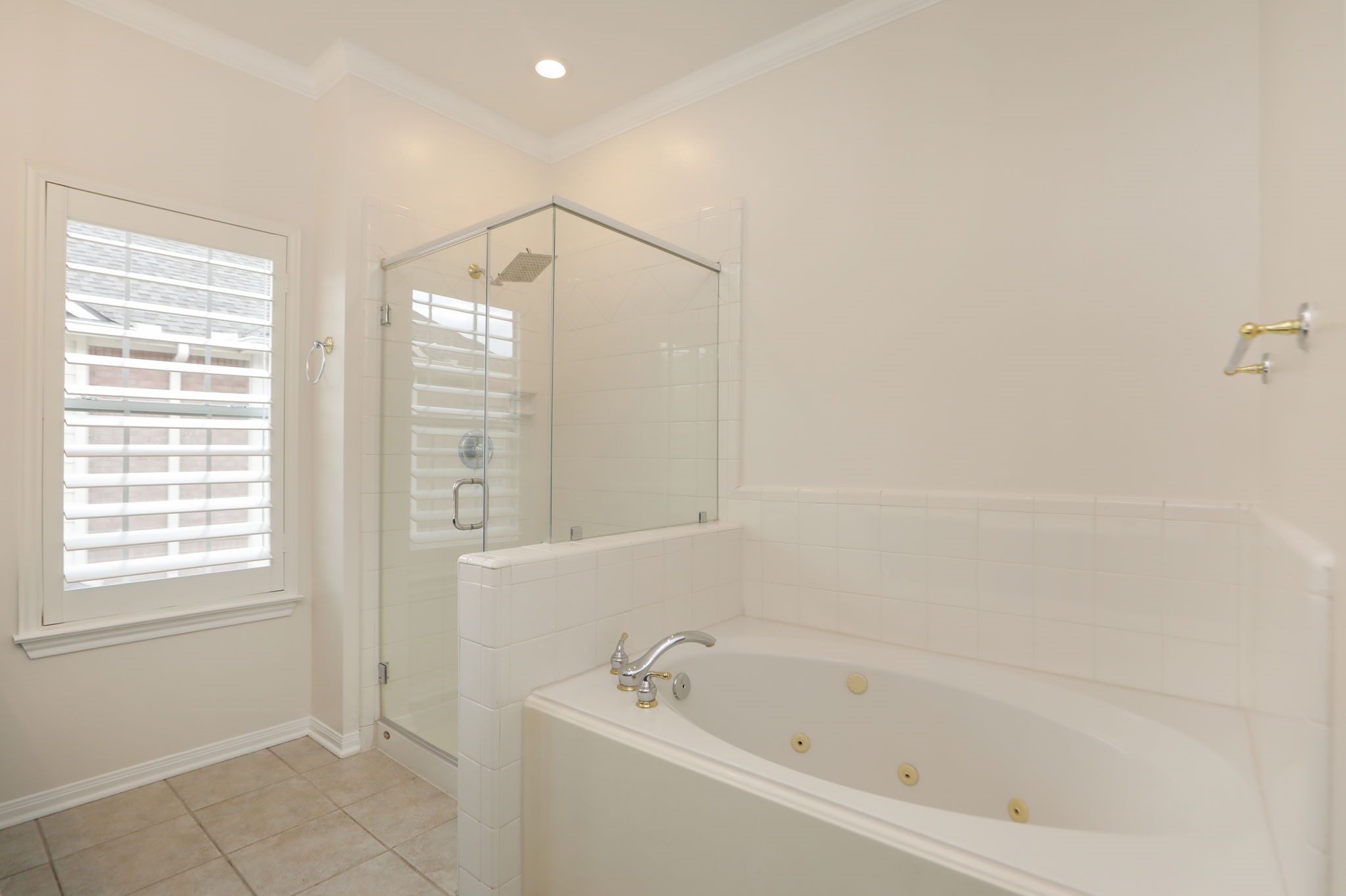 1893 Ewing Street Houston, TX 77004 - Photo 32 of 39 a bathroom with bathtub and window