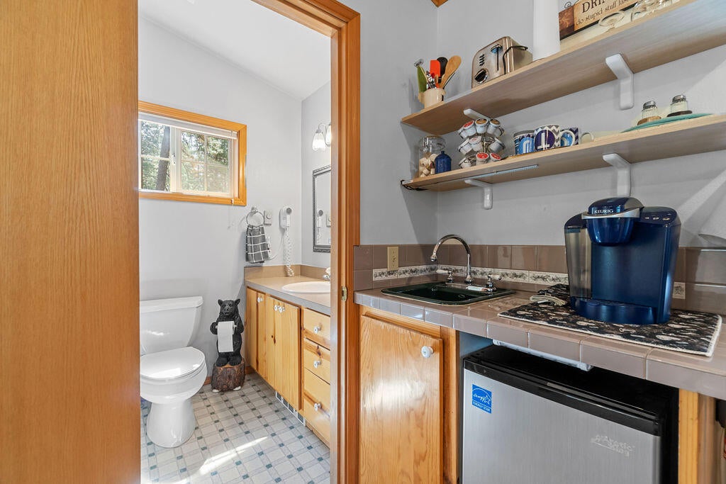 69660 Omaha Road Sisters, OR 97759 - Photo 21 of 45 Attached bath and kitchenette