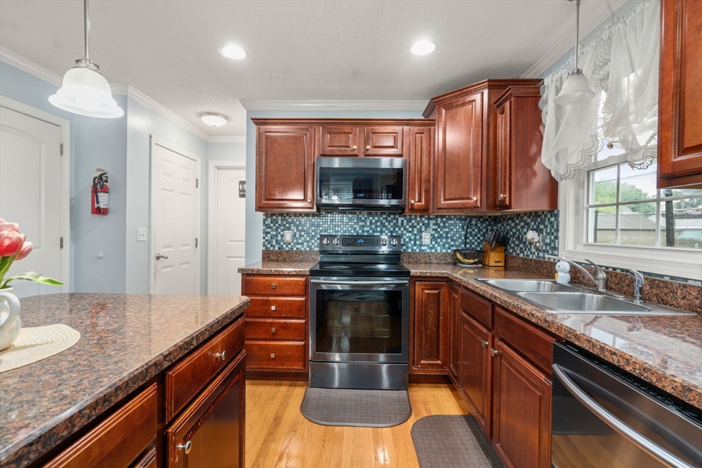86 Granby Street Springfield, MA 01108 - Photo 5 of 40