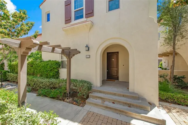 a view of entryway with garden