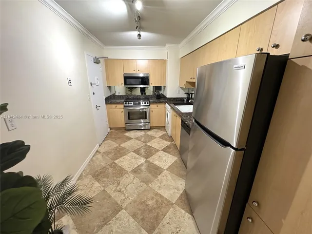 $2,700 | 9195 Collins Avenue, Unit 912, Surfside, FL 33154