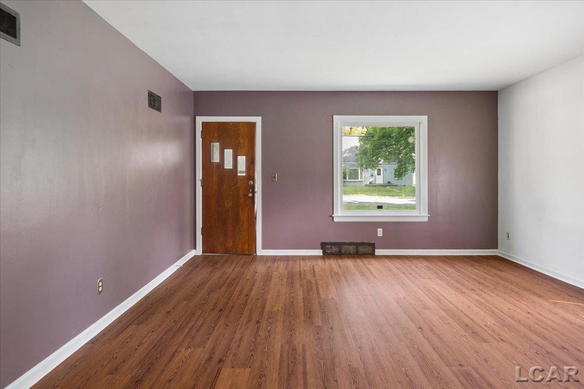 1237 Vine Street Adrian, MI 49221 - Photo 10 of 24 50213282-3567a0c6-aef5-4f32-8bed-3732fd7c497c.JPG