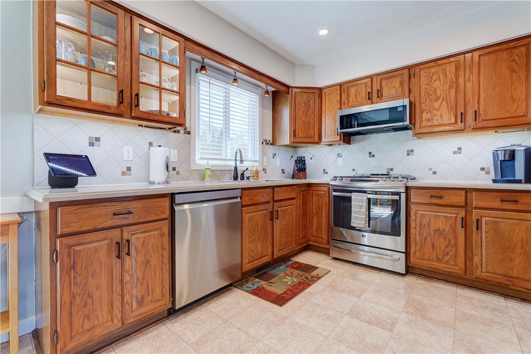 601 Gilmore Road Clarkson, NY 14420 - Photo 14 of 48 ALL APPLIANCES STAY!