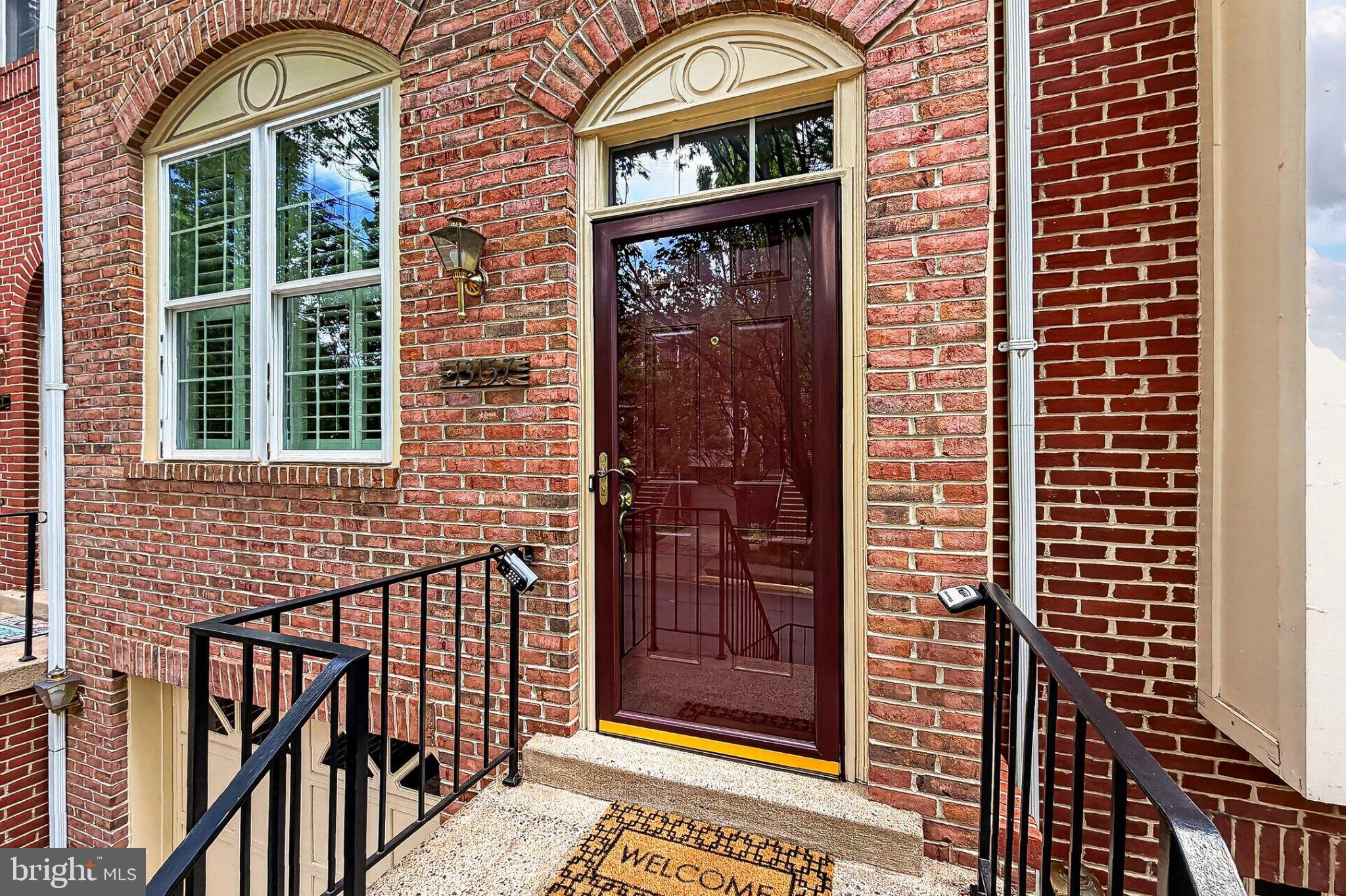 13157 Kidwell Field Road Herndon, VA 20171 - Photo 6 of 50 Charming brick entryway welcomes you.