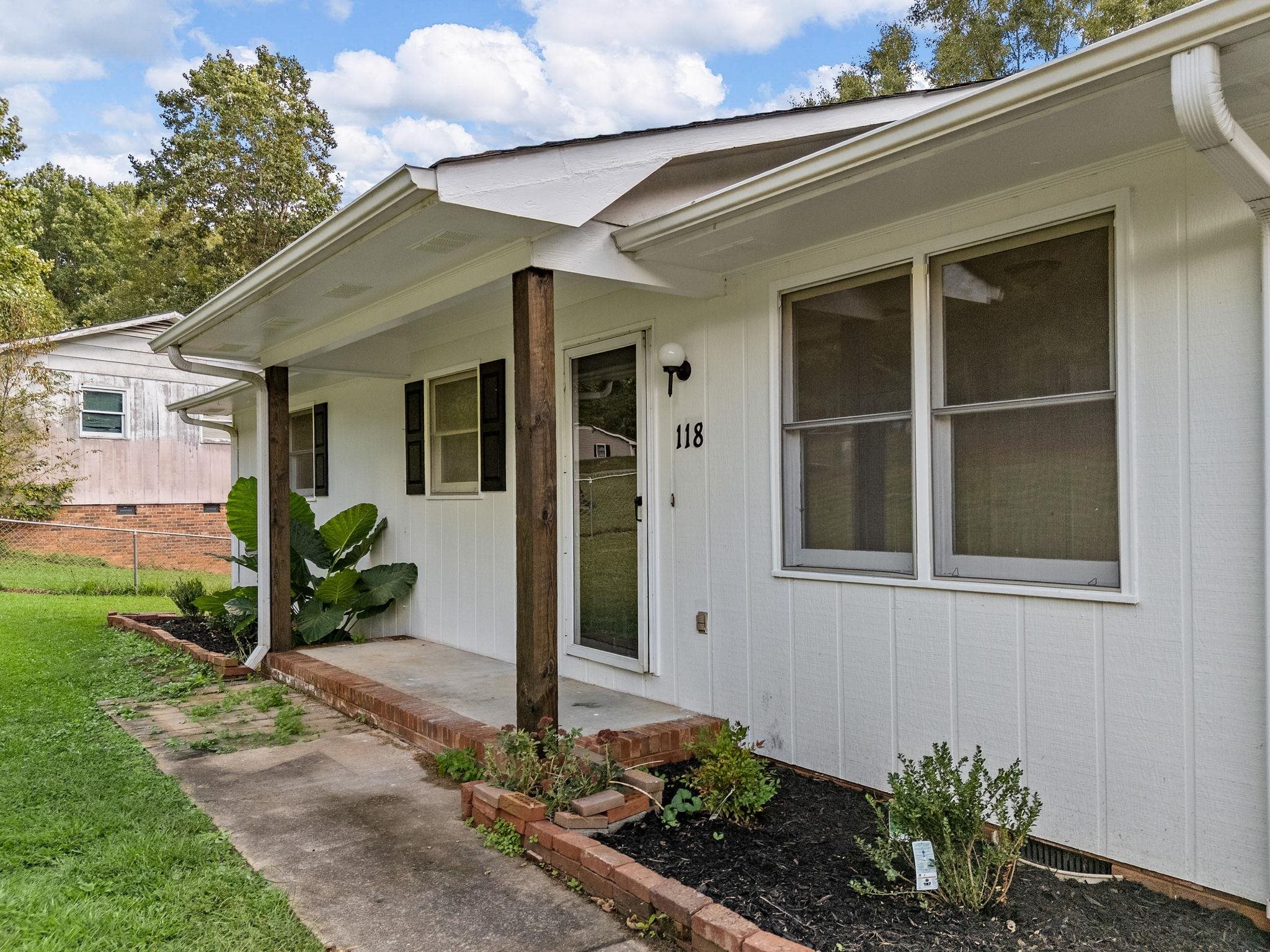 118 Cannon Circle Wellford, SC 29385 - Photo 4 of 32