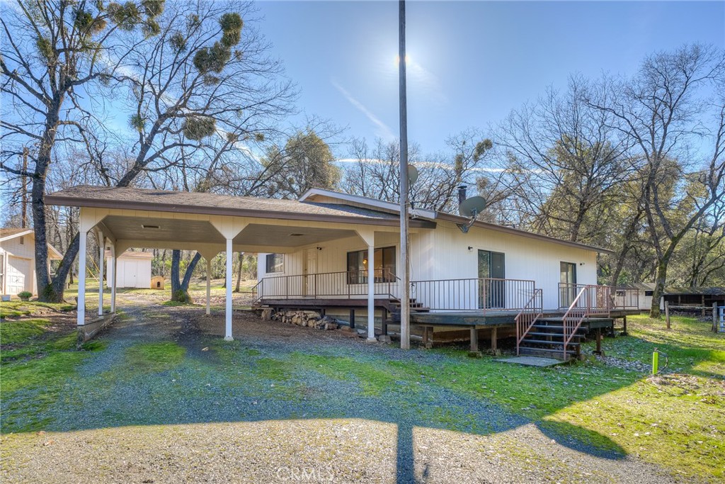 a view of a house with a backyard