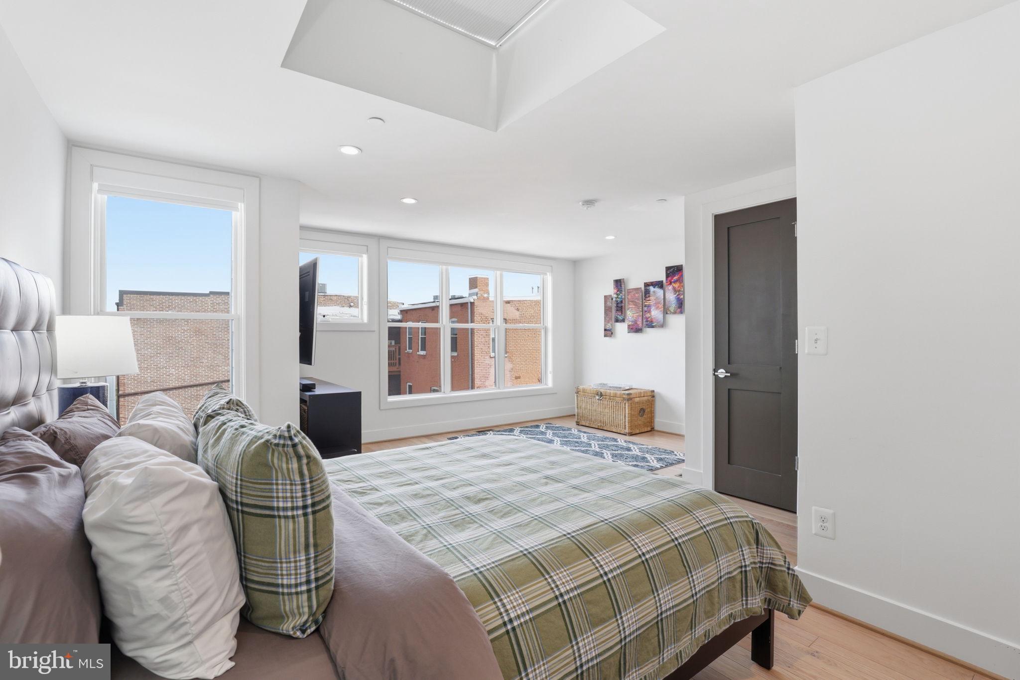 1007 O Street Northwest Washington, DC 20001 - Photo 42 of 51 3rd bedroom with skylight