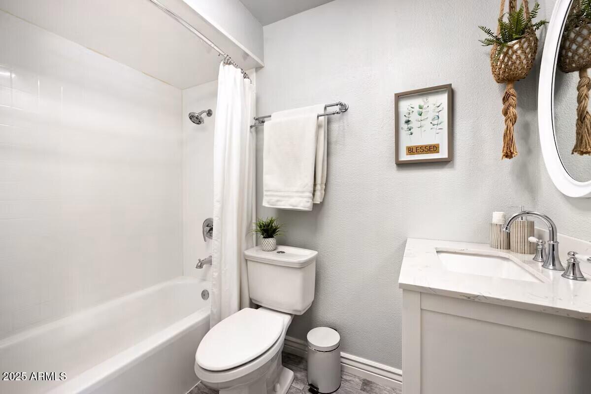 922 West Monte Avenue Mesa, AZ 85210 - Photo 27 of 41 a bathroom with a toilet a sink and a bathtub
