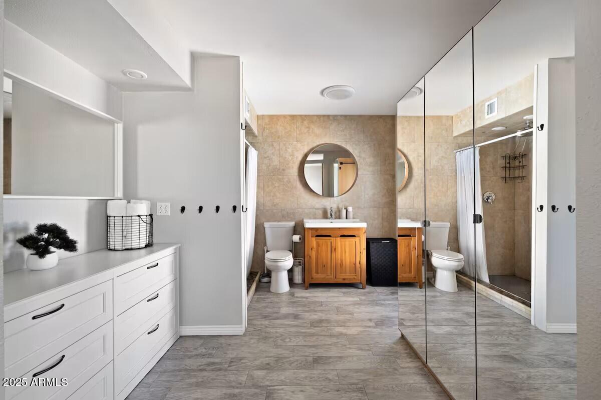 922 West Monte Avenue Mesa, AZ 85210 - Photo 33 of 41 a spacious bathroom with a double vanity sink a mirror a bathtub and shower