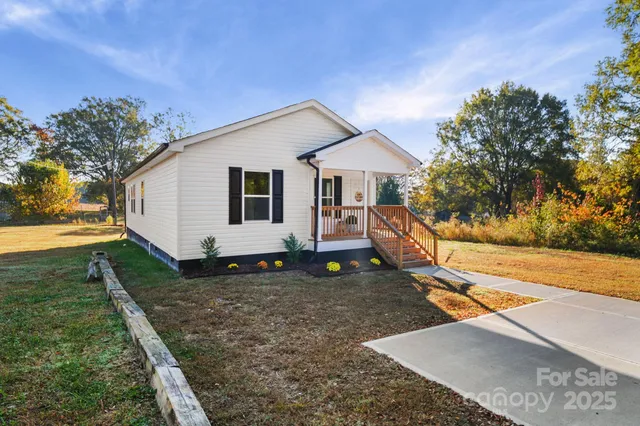 a view of a house with backyard