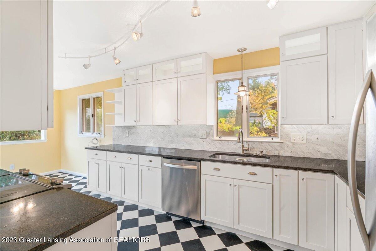 946 Delridge Road East Lansing, MI 48823 - Photo 7 of 28 10-Media Jett-6