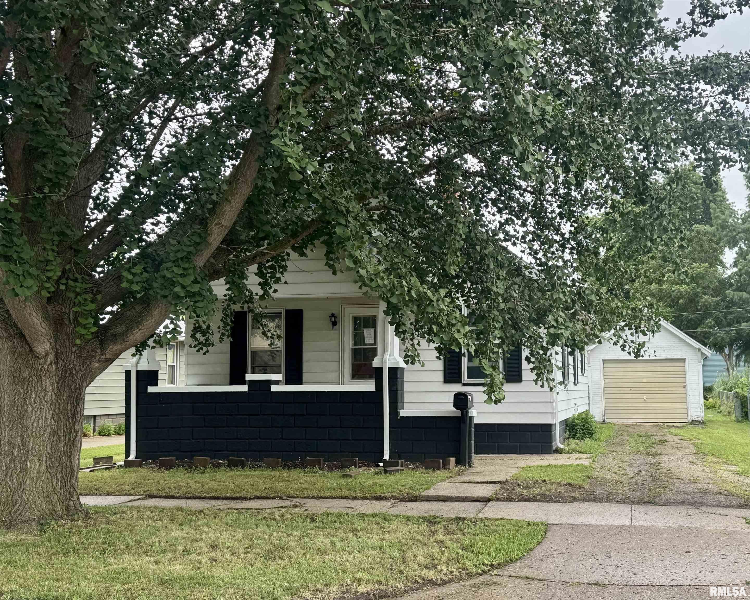 906 East Locust Street Canton, IL 61520 - Photo 1 of 16