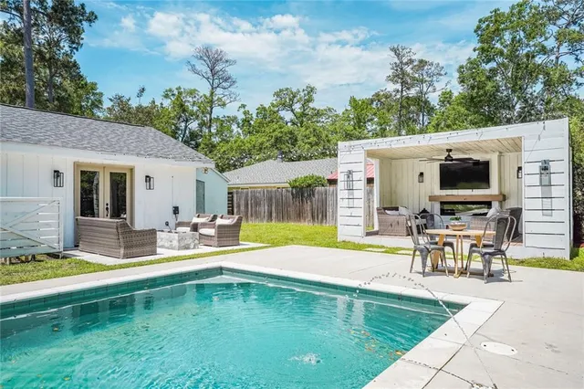 $560,000 | 655 Barbara Place, Mandeville, LA 70448