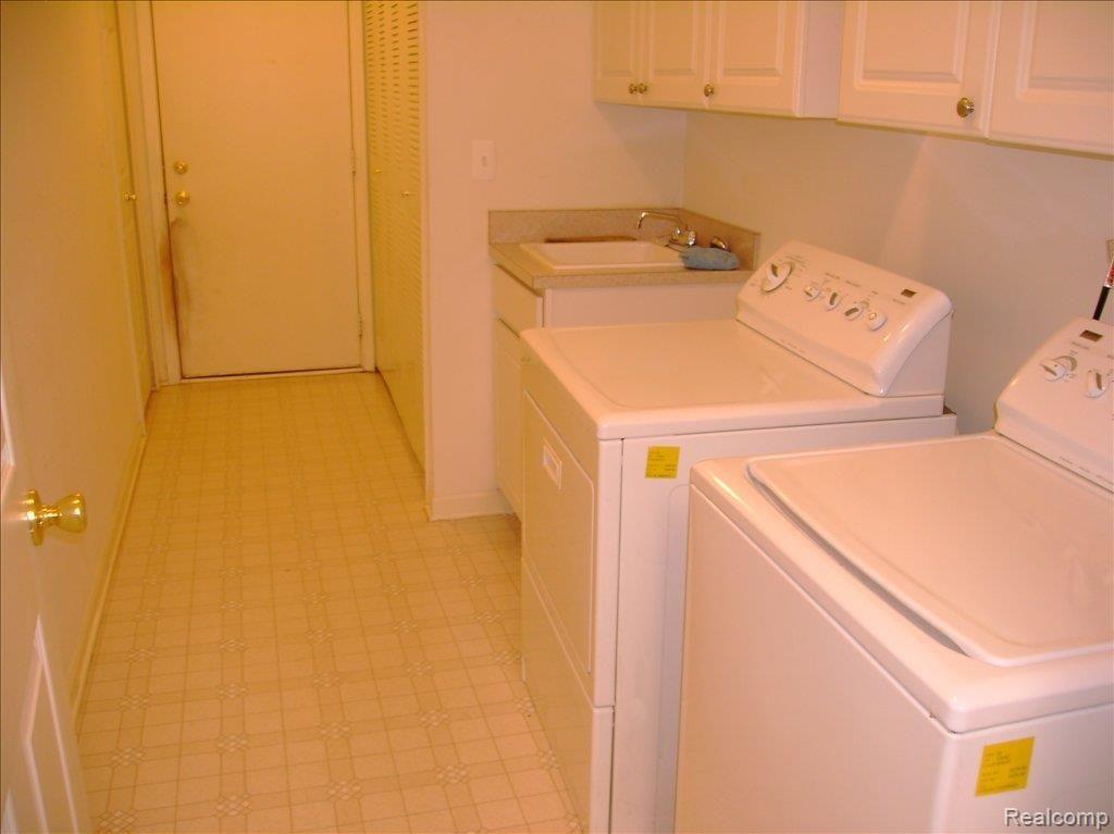 11872 Farmington Road Livonia, MI 48150 - Photo 13 of 15 Laundry Area