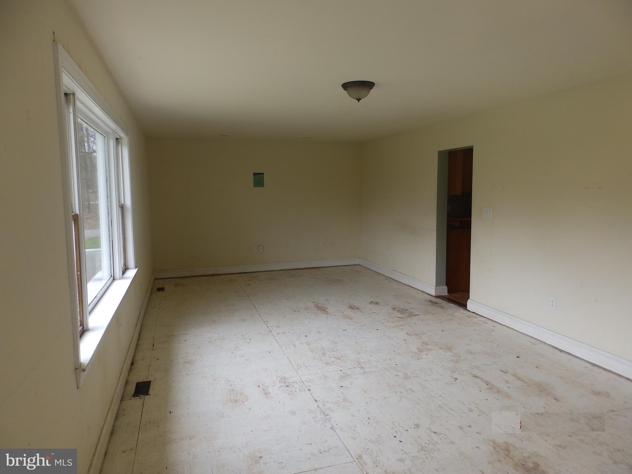 15125 Barnes Road New Windsor, MD 21776 - Photo 10 of 35 Living room - 30 x 12