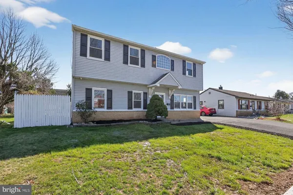 a front view of house with yard and garage