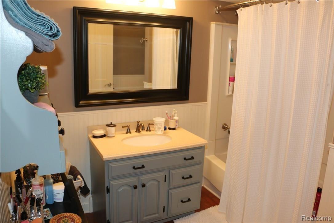 9404 Mabley Hill Road Fenton, MI 48430 - Photo 30 of 46 Upper bathroom.