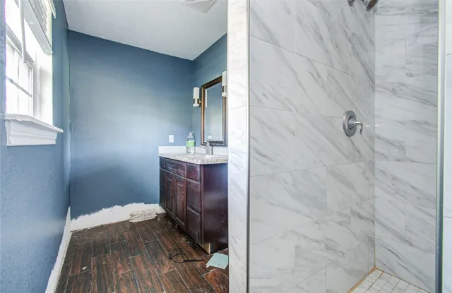 a view of a house with backyard and tree