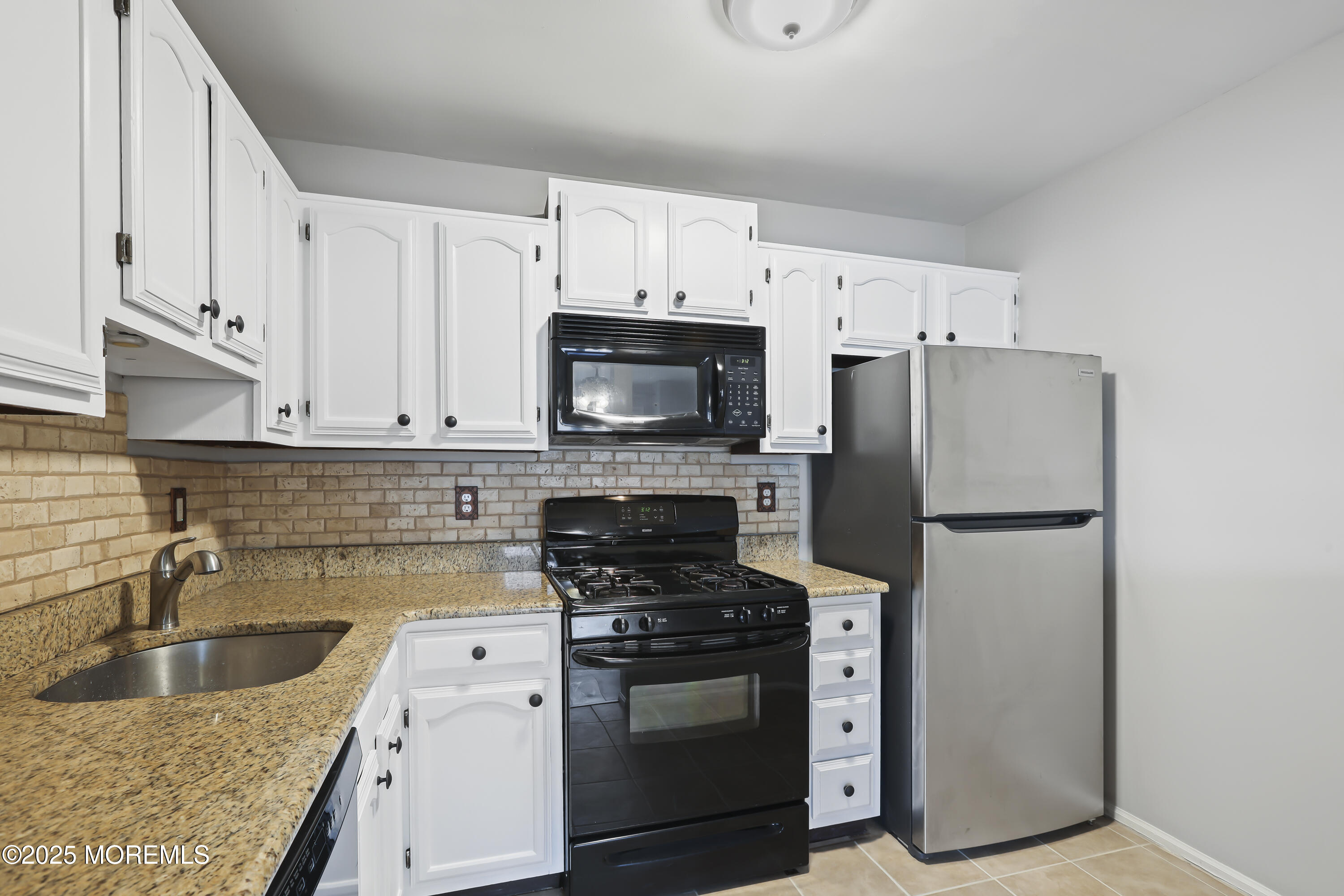 461 Magnolia Court Howell, NJ 07731 - Photo 8 of 26 6a8a0649