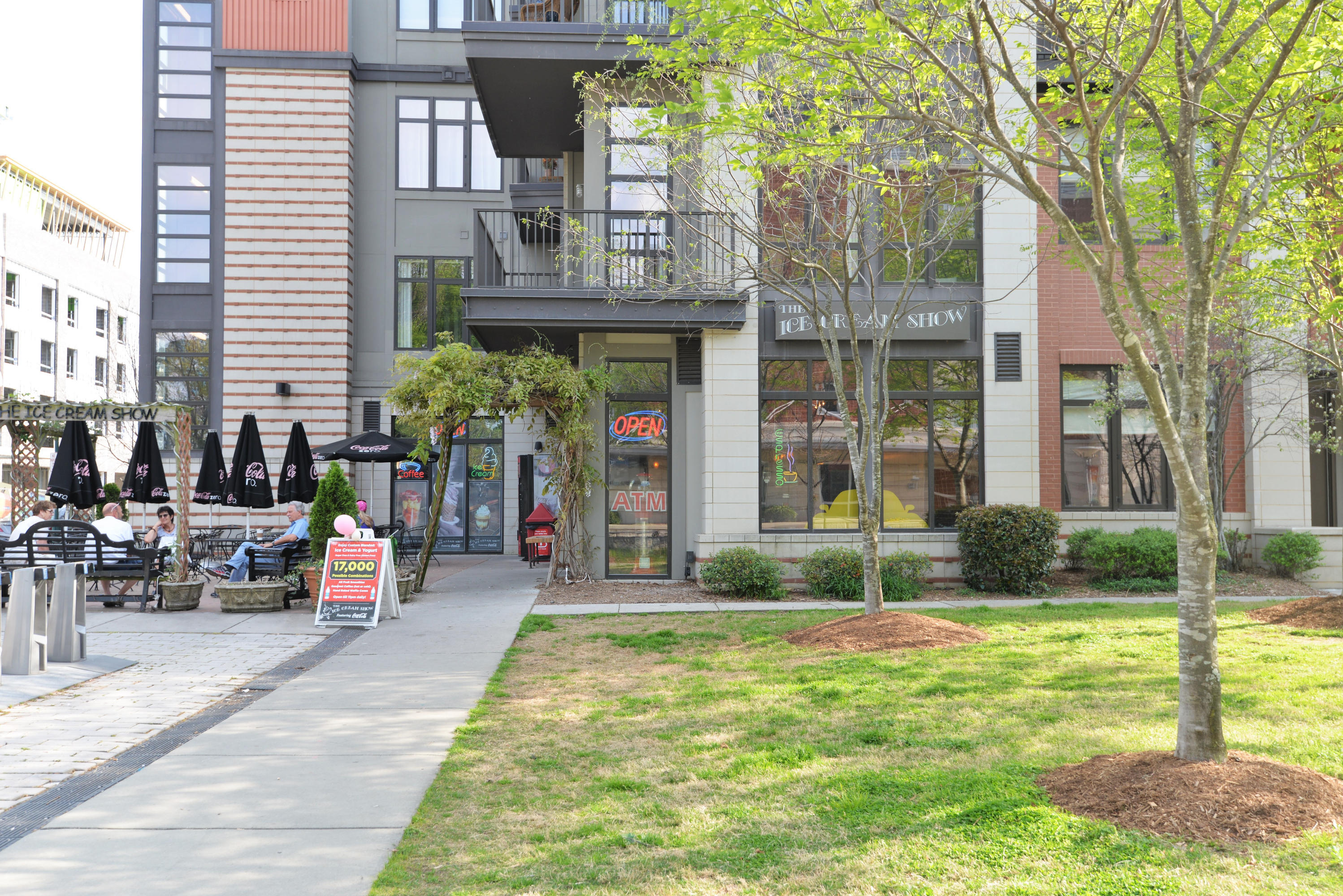 129 Walnut Street, Unit 134 Chattanooga, TN 37403 - Photo 25 of 27 Courtyard and ice cream shop