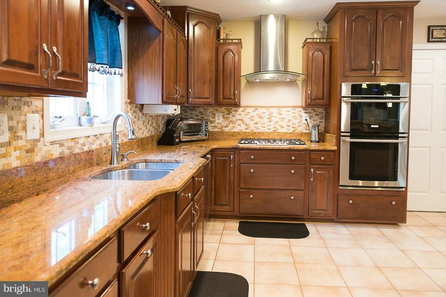 6325 Hawkins Gate Road La Plata, MD 20646 - Photo 6 of 30 Gourmet kitchen w/stainless apps and granite tops