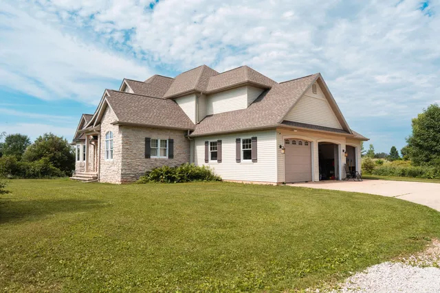 $925,000 | 5305 Goldust Court, Rockland, WI 54115
