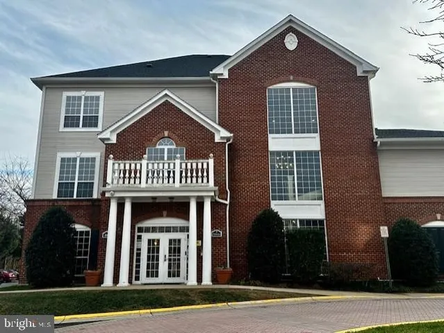 $300,000 | 4854 Eisenhower Avenue, Unit 354, Alexandria, VA 22304