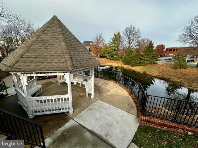 $300,000 | 4854 Eisenhower Avenue, Unit 354, Alexandria, VA 22304