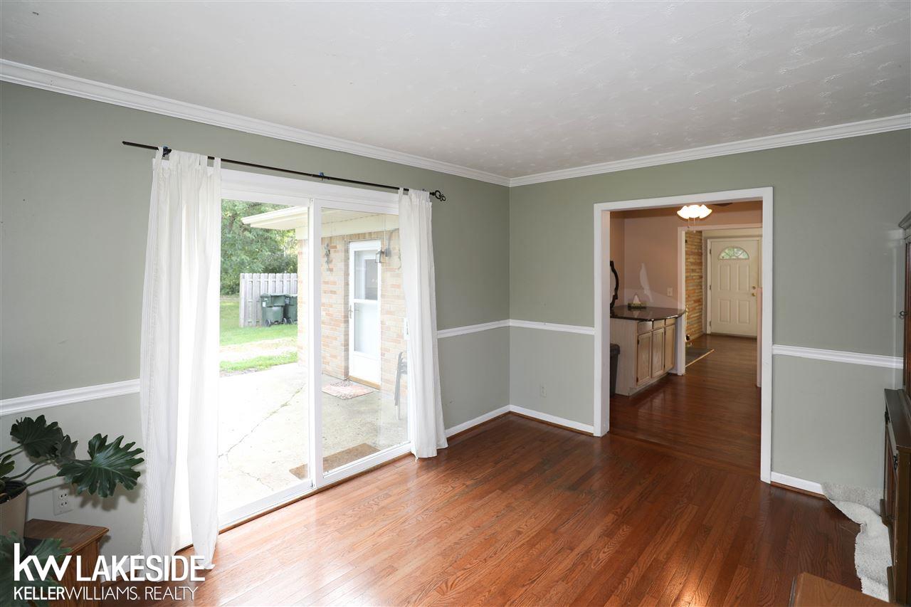 1515 East Hamlin Road Rochester, MI 48307 - Photo 9 of 31 Featuring hardwood floors, chair rail & doorwall leading out to yard.