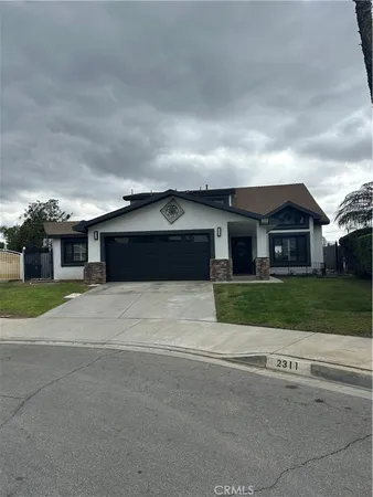 a front view of house with yard