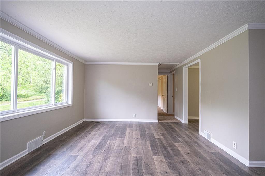 321 Logan Road Imperial, PA 15126 - Photo 6 of 24 Living Room