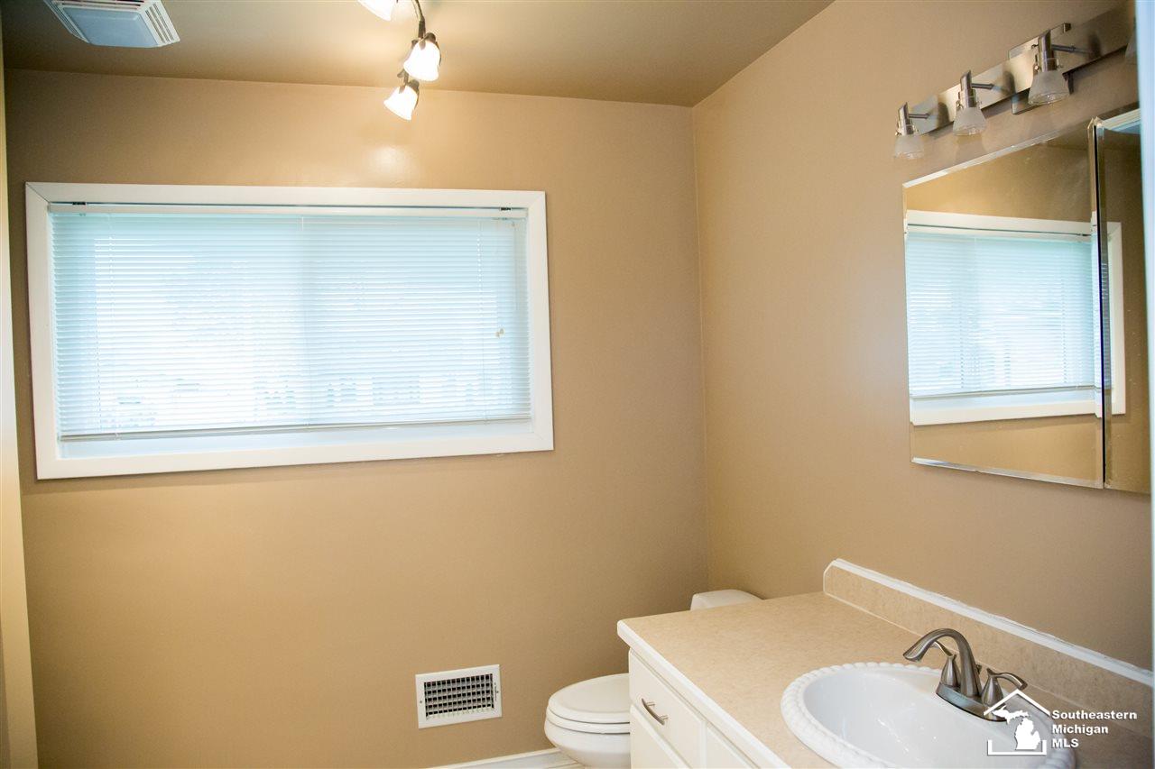 28368 Chatham Road Grosse Ile, MI 48138 - Photo 24 of 36 31347793-23.JPG