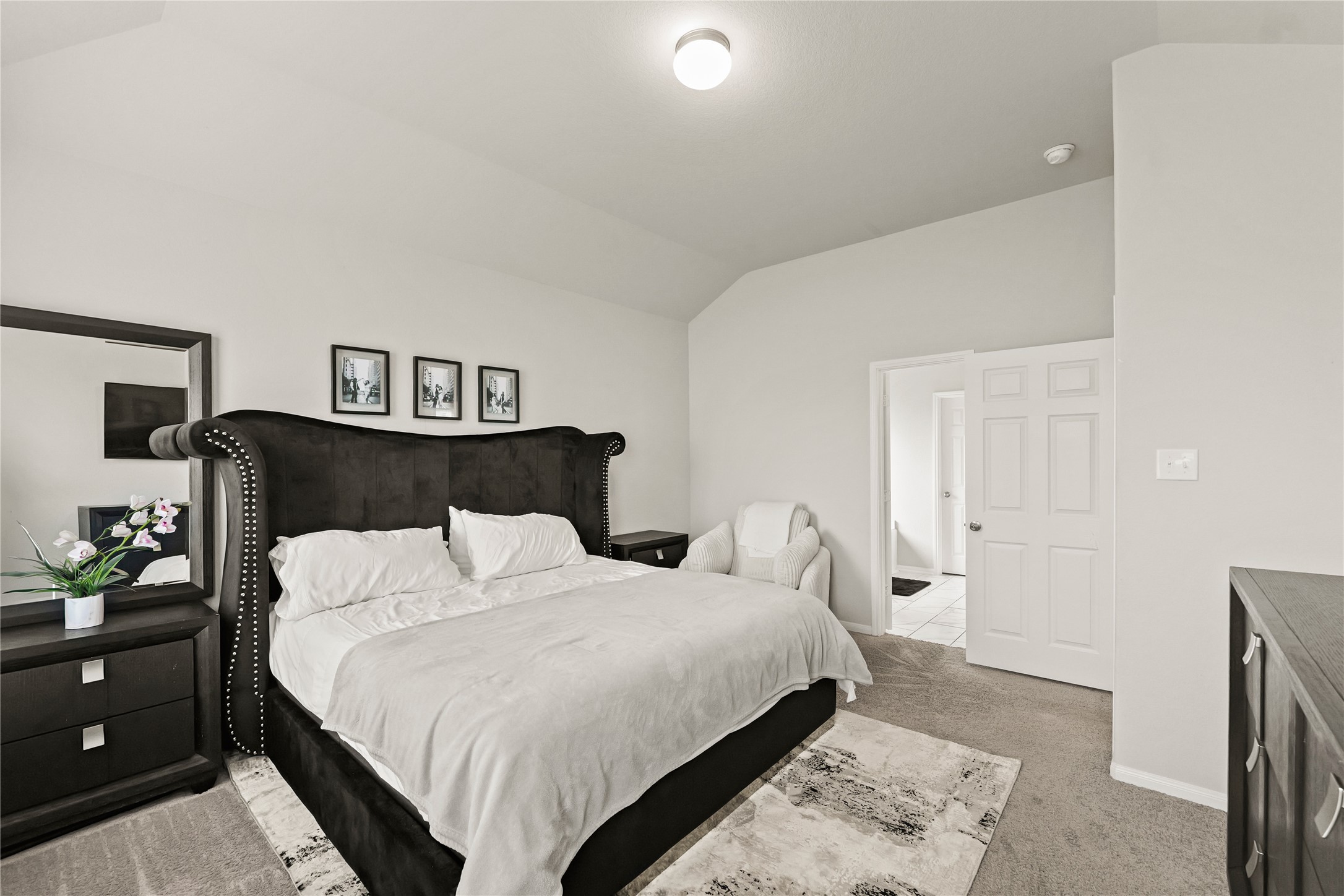 11107 Larkspur Dale Houston, TX 77044 - Photo 19 of 36 a bedroom with a bed and lamp