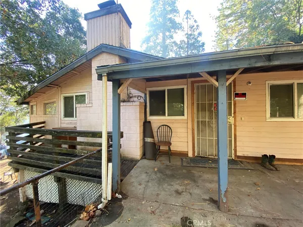 a view of a house with backyard and porch