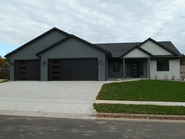 $589,900 | 717 Tamarack Trail, Holmen, WI 54636