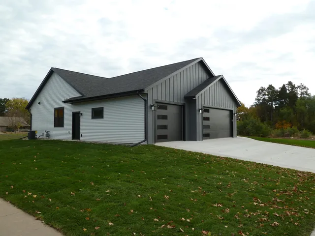 $589,900 | 717 Tamarack Trail, Holmen, WI 54636