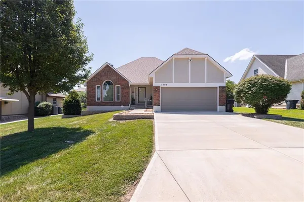 $425,000 | 1306 Southwest Stonecreek Drive, Blue Springs, MO 64015