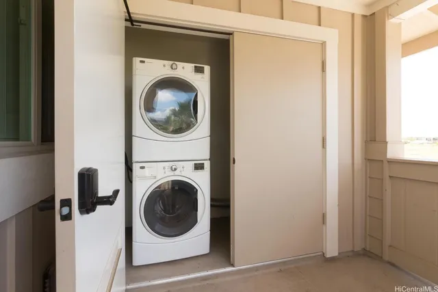 a close up view of a washer and dryer