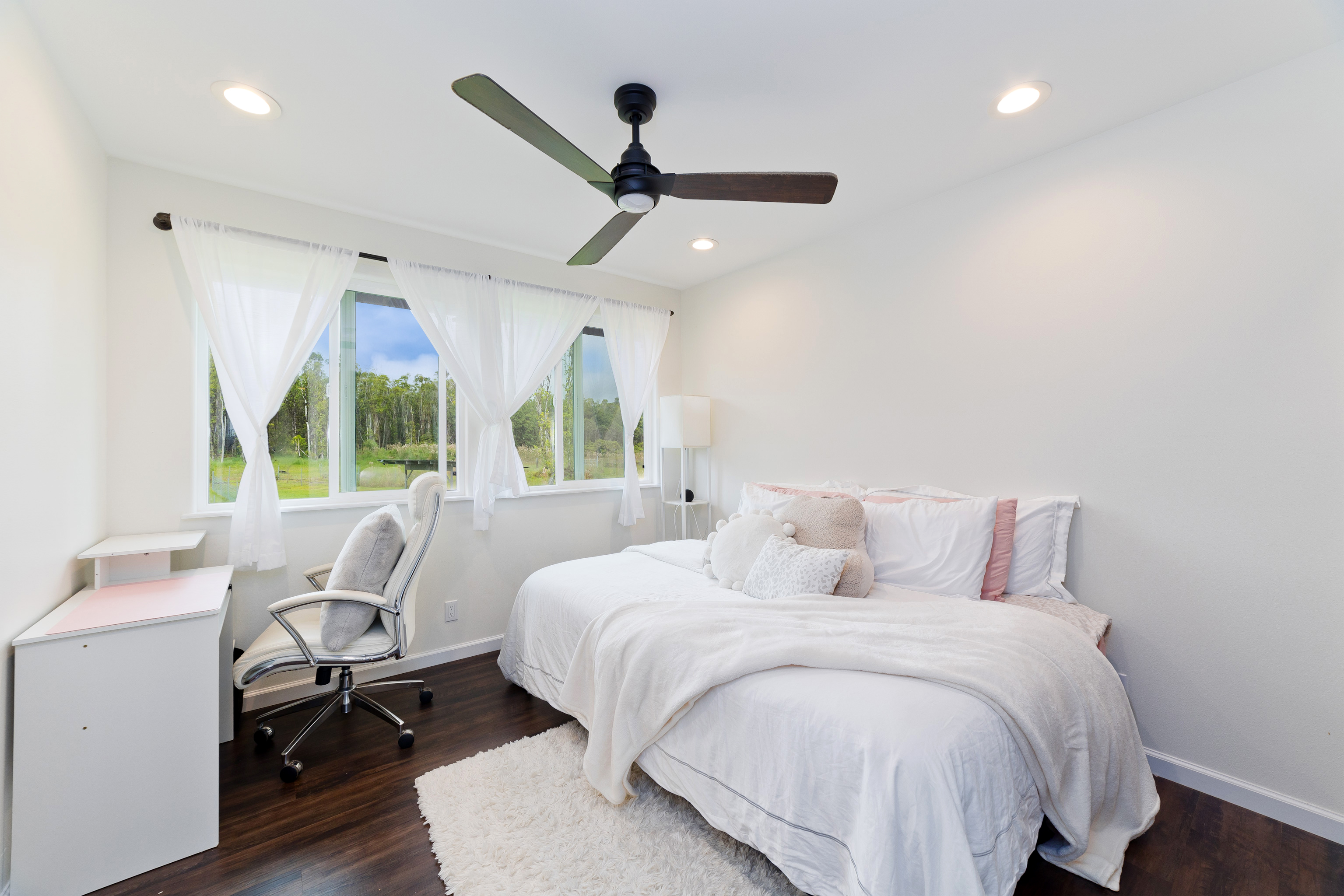 18-7970 North Lauko Road Mountain View, HI 96771 - Photo 18 of 30 a bedroom with a bed and a large window