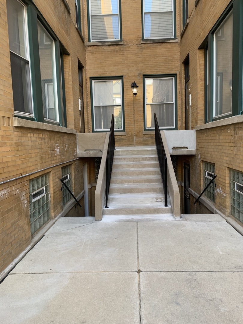 Undisclosed Address Chicago, IL 60637 - Photo 13 of 16 a view of a dinning room with a barbeque