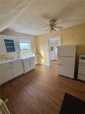 $1,600 | 889 Hope Street, Unit 3, Bristol, RI 02809