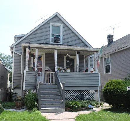a view of house with a yard