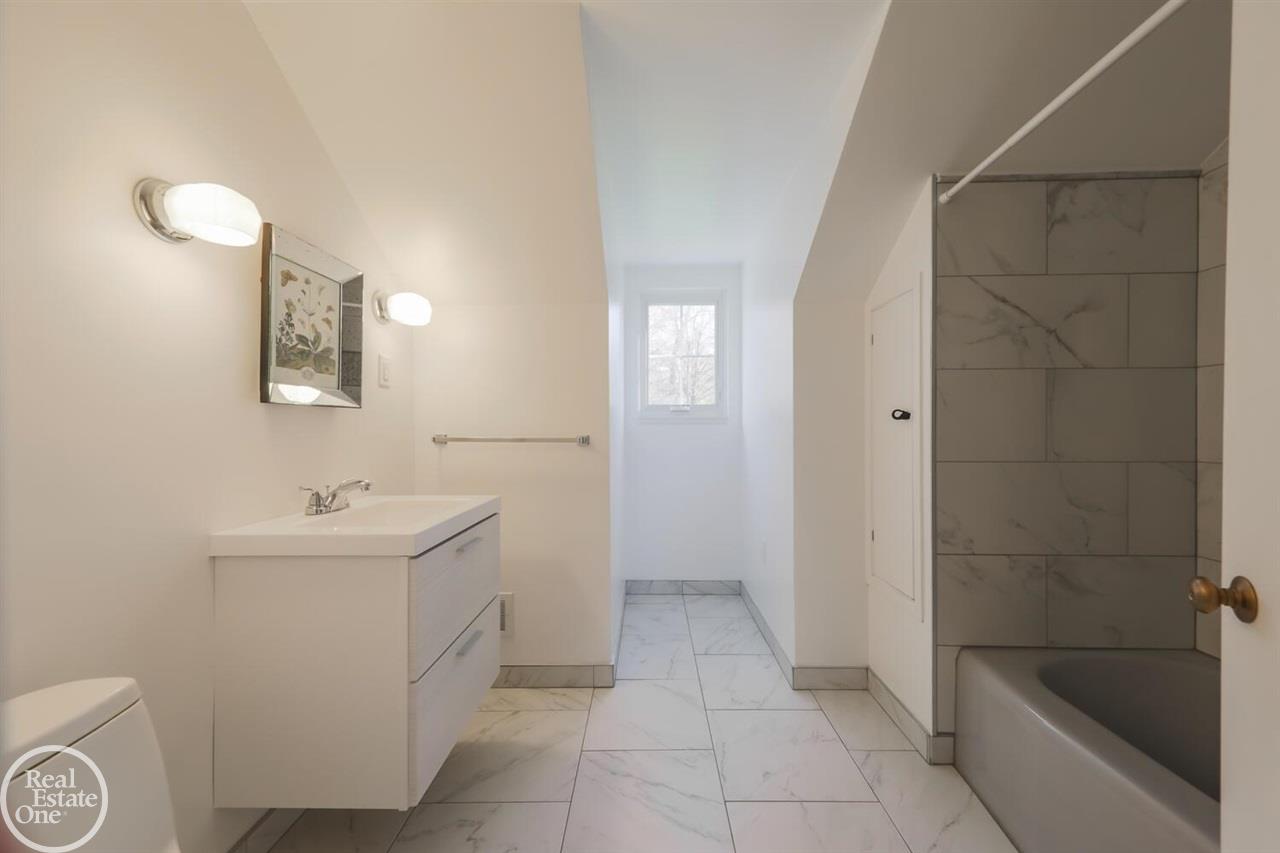 511 Shelden Road Grosse Pointe, MI 48236 - Photo 38 of 51 50061862-37.JPG