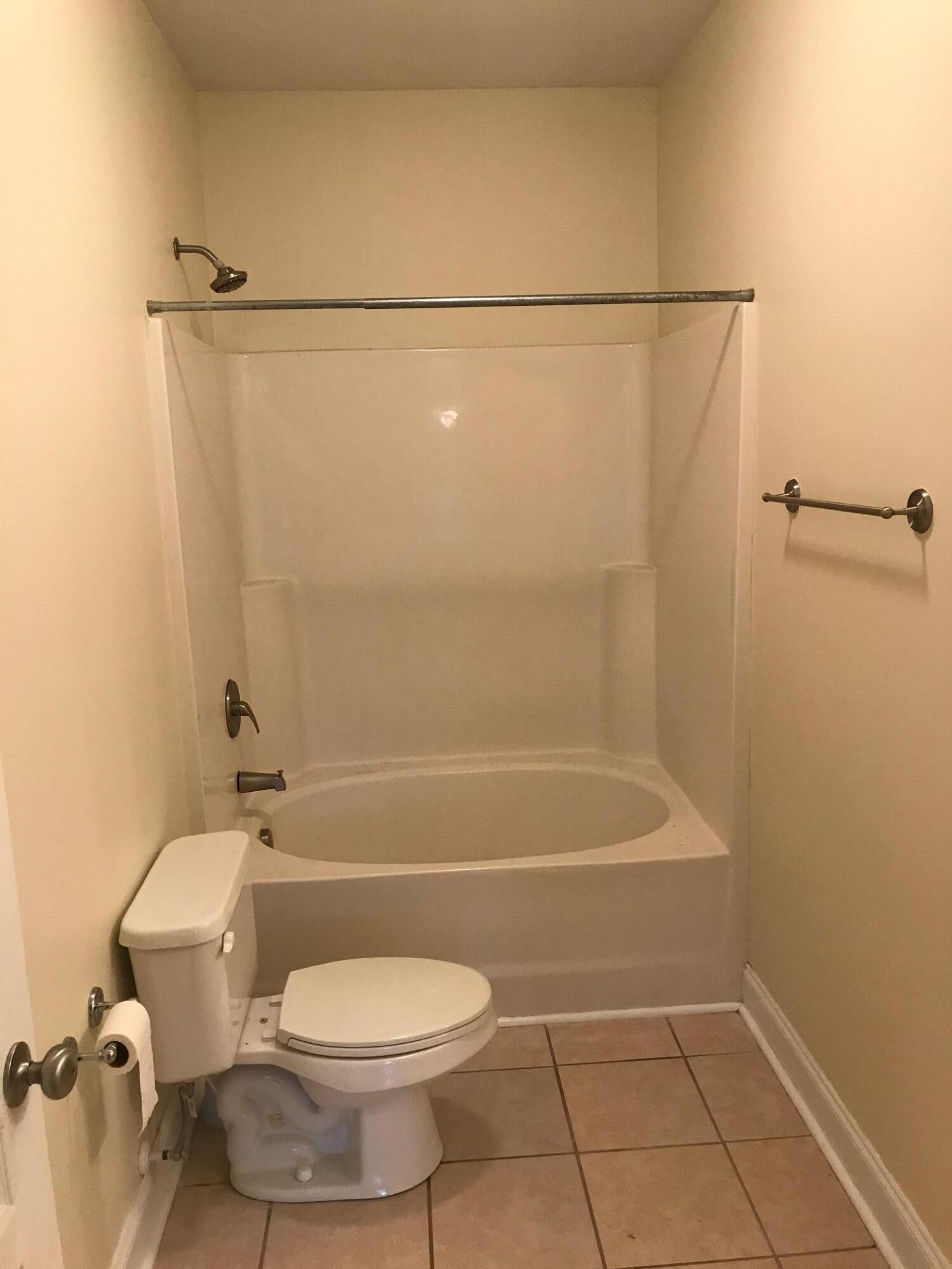 1320 Basildon Road, Unit W/GARAGE Mount Pleasant, SC 29466 - Photo 3 of 5 Garden tub and tile floors